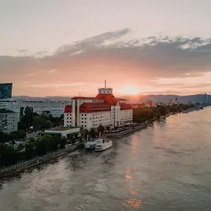 Hilton Waterfront Вена